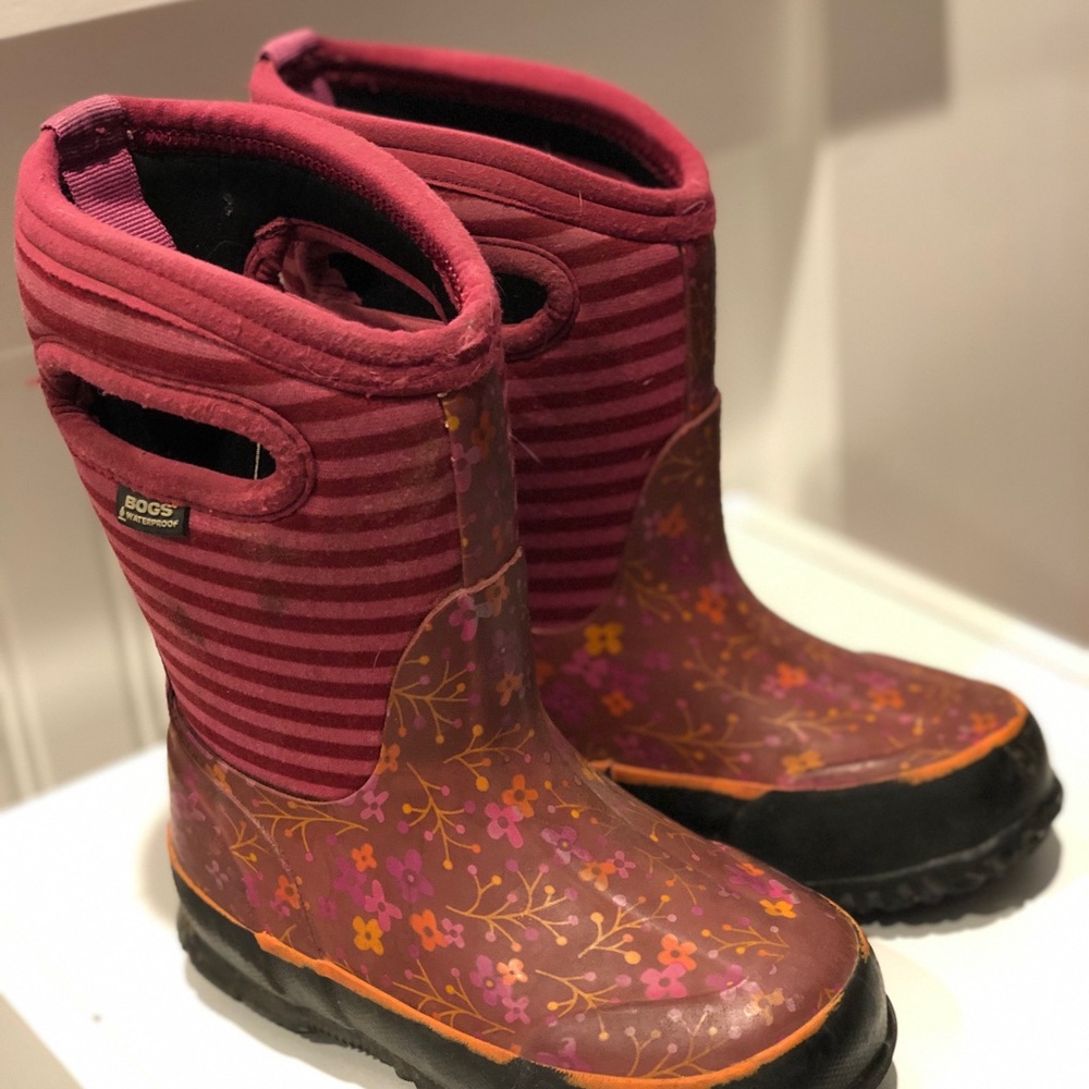 Girls size 8 bogs (little kid)